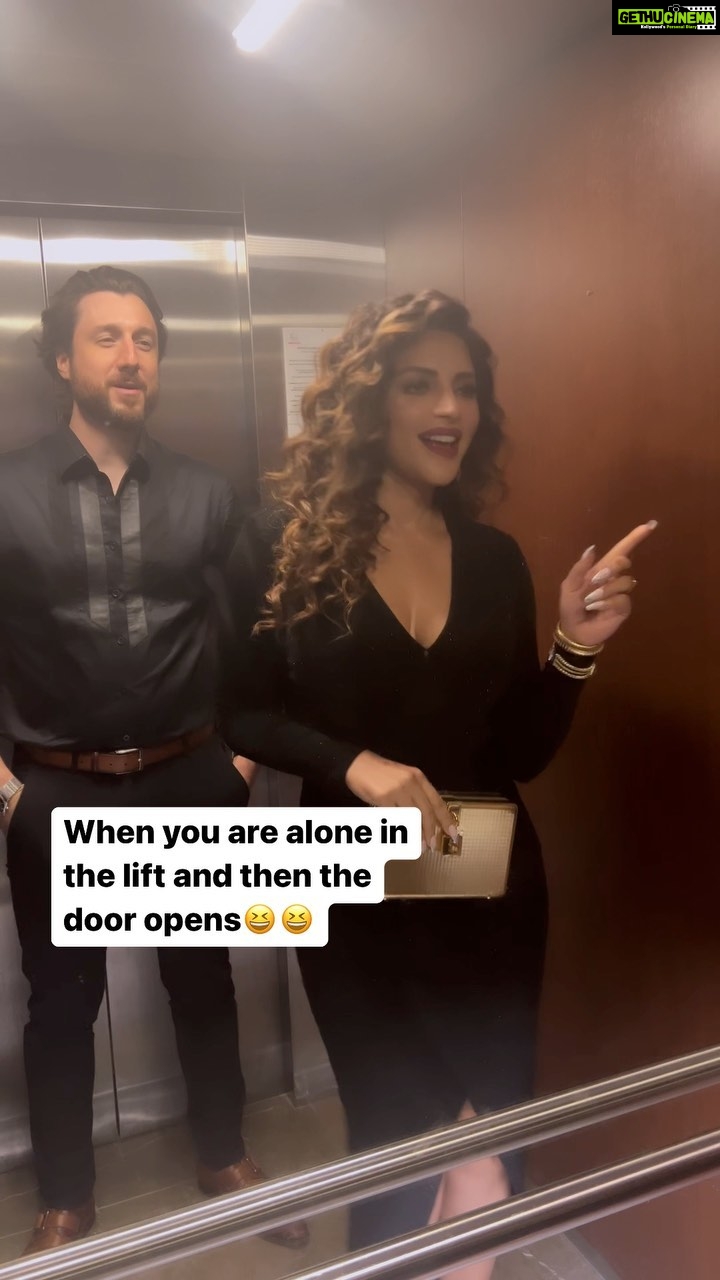 Shama Sikander Instagram - I’m sure it has happened with everyone….😂😅. #lift #funny #comedy #funnyvideos #funnyreels #funreels ##xmas #jolly #seasonsgreetings #husbandwife #jamesmilliron #shamasikander #jamsham ♥️