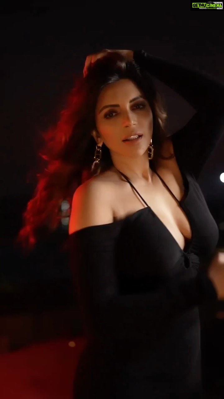 Shama Sikander Instagram - Besharam Rang 🖤 Make up & Hair:- @symone.neilson_mua_hair Photographer:- @deepak_das_photography . . . #black #actorslife #photoshoot #stylefashion #icon #influencer #diva #reelsindia #reelsinstagram #shootdairies #gorgeous #looks #shamasikanderreels