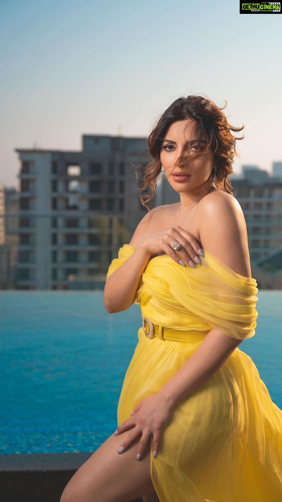 Shama Sikander Instagram - Aaj jane ki zid na karo๐๐ Wearing:- @zuhairmuradofficial Jewellery:- @argentumbeyou Make up & Hair:- @symone.neilson_mua_hair Photographer:- @deepak_das_photography . . #reelsinstagram #reelitfeelit #makeup #filmfare #outfits #influencer #instafashion #shamasikanderreels