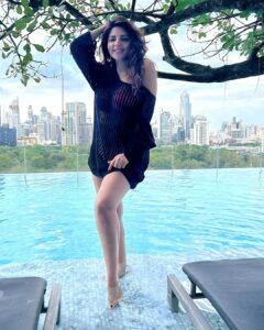 Shama Sikander Instagram - A day at poolside is extremely satisfying and contenting 😇🧿🏊‍♀️
.
.
.
#pool #hot #holidays #2023 #newyear2023 #stylefashion #fashionicon #diva #spreadlove #shamasikander