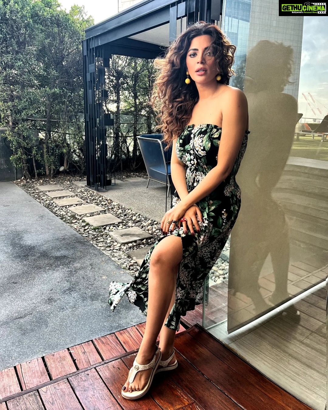 Shama Sikander Instagram - When you are happy you glow differently 🥰🤩😇🧿 . . . #looks #happiness #happyme #holidays #bangkok #positivevibes #travelphotography #shamasikander