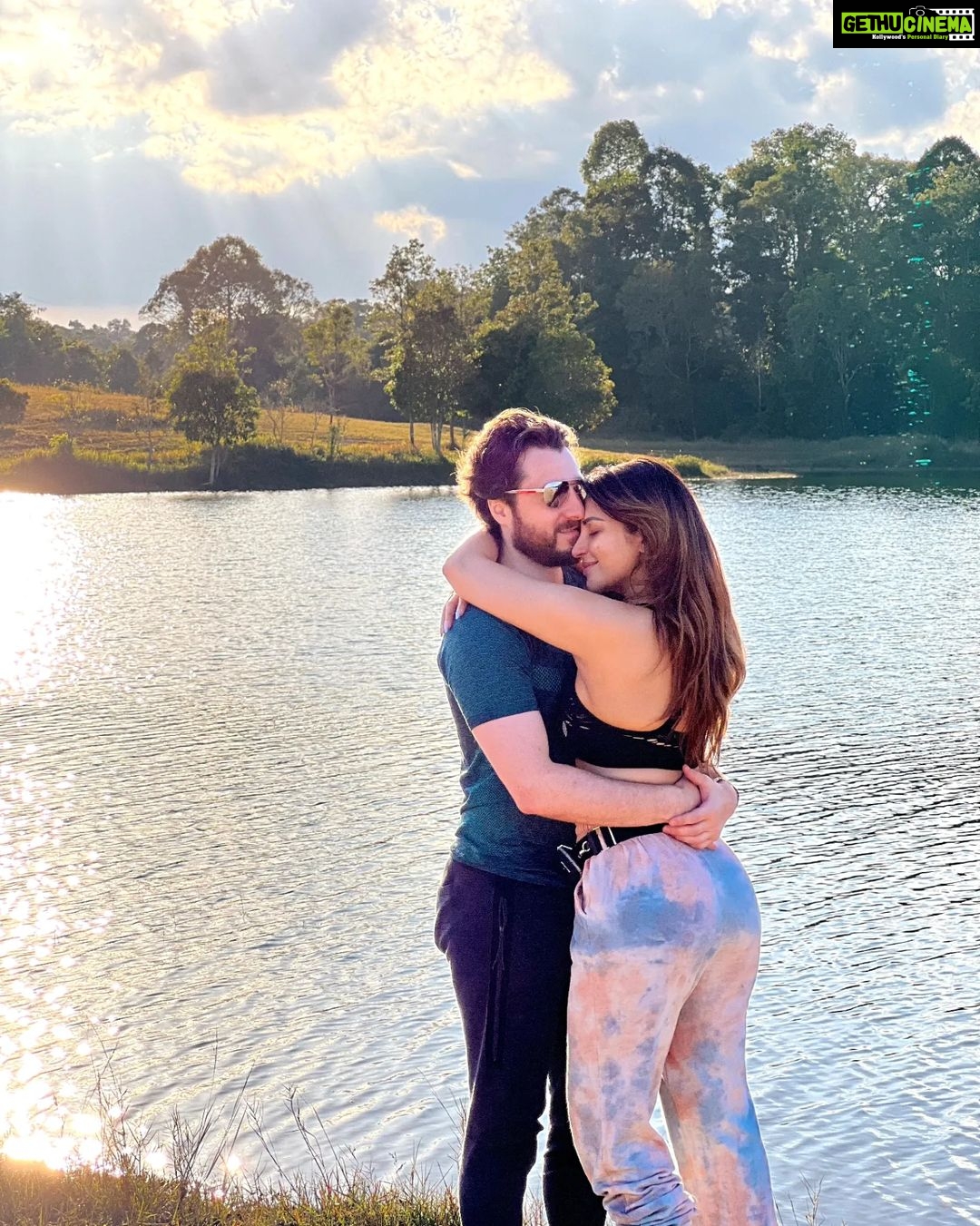 Shama Sikander Instagram - Second last day of the year couldn’t hv been better…. Thank you life for filling it with so much joy, love, laughter and perfection ♥️😍 I’m in awe of you ….🙏🏻😇😇😇