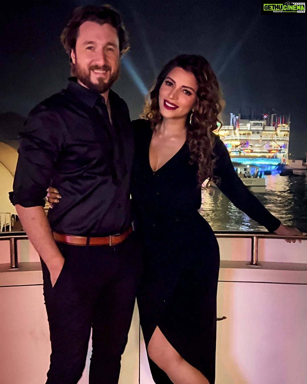 Shama Sikander Instagram - Merry Christmas to all of you from all of me and us….🎄🎅🎁😇😇😇 . . . #merrychristmas #newyear2023 #happiness #positivevibes #stylefashion #shamasikander #jamsham