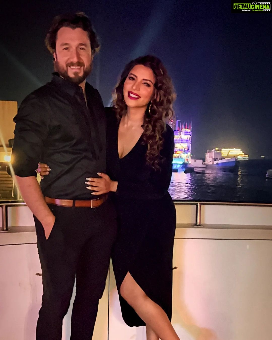 Shama Sikander Instagram - Merry Christmas to all of you from all of me and us….🎄🎅🎁😇😇😇 . . . #merrychristmas #newyear2023 #happiness #positivevibes #stylefashion #shamasikander #jamsham