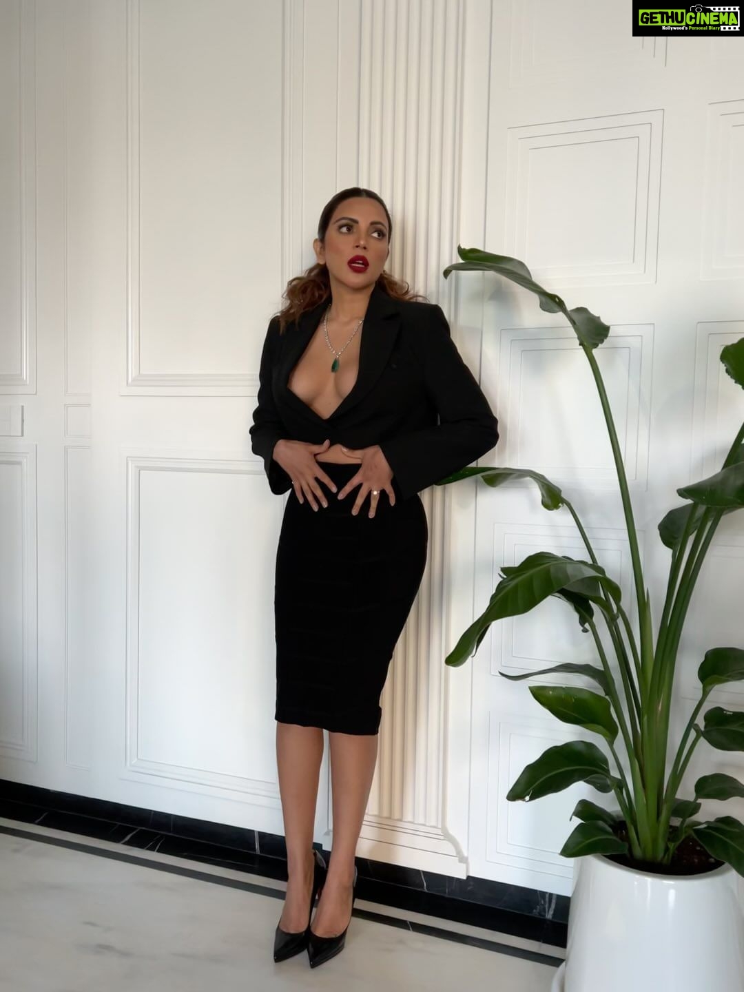 Shama Sikander Instagram - Oopss…. Ye kya hogaya!!! 😲. #justkidding #dontmiss #dontmissout #swag #sassy #bossbabe #black #blackmagic #girl #browngirl