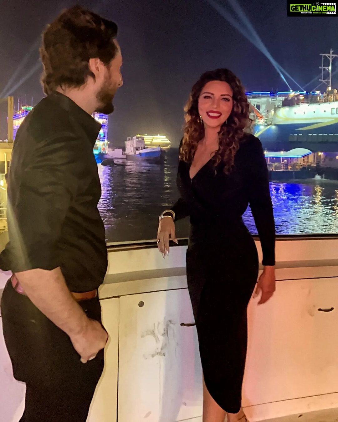 Shama Sikander Instagram - Merry Christmas to all of you from all of me and us….🎄🎅🎁😇😇😇 . . . #merrychristmas #newyear2023 #happiness #positivevibes #stylefashion #shamasikander #jamsham