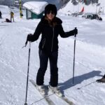 Shama Sikander Instagram – 🐧 walk is real.. this was just the beginning until I got pro in it 😉
.
.
#love #light #snow #learning #tbt #shamasikander