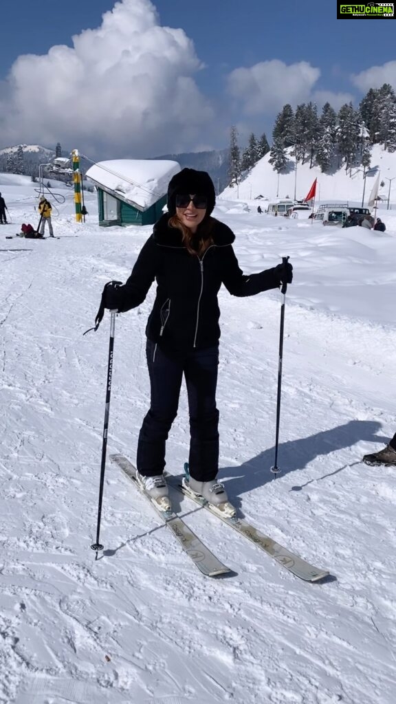 Shama Sikander Instagram - 🐧 walk is real.. this was just the beginning until I got pro in it 😉 . . #love #light #snow #learning #tbt #shamasikander