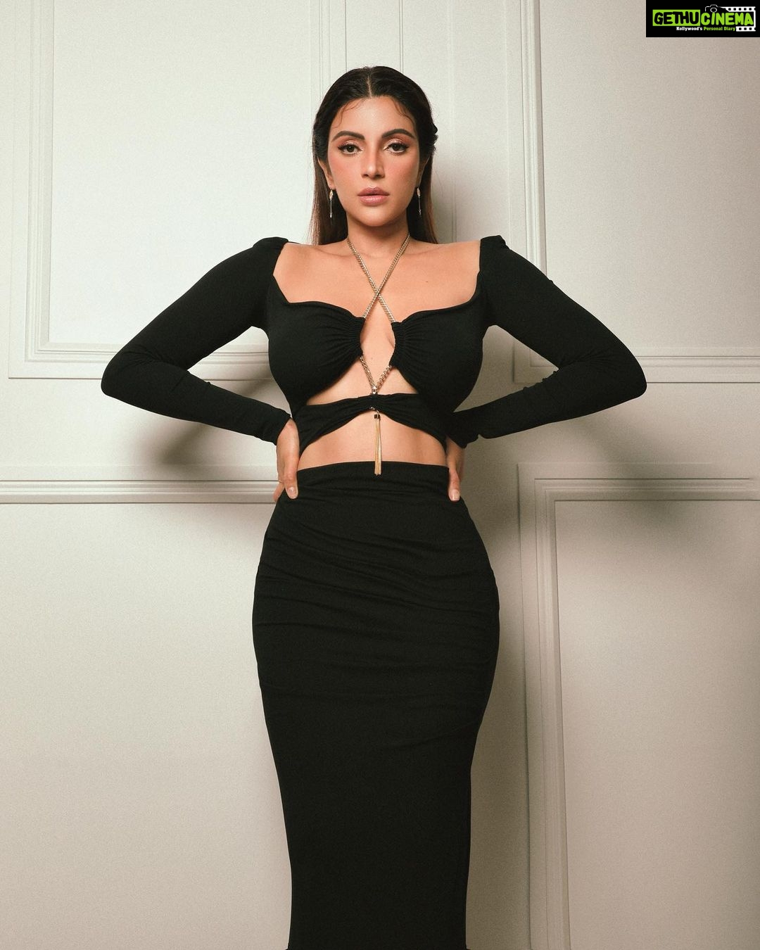Shama Sikander Instagram - About last night at @feminaindia What a #glam night ✨🖤 . 📸: @pranjali_nigudkar MUA : @thatgalwithmakeup . . #feminaindia #mamaearth #love #light #shamasikander