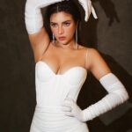Shama Sikander Instagram - Posing is a performing art #swipenext to see.. 🤍 . . . 📸 : @pranjali_nigudkar 💄: @thatgalwithmakeup . . #love #light #shamasikander
