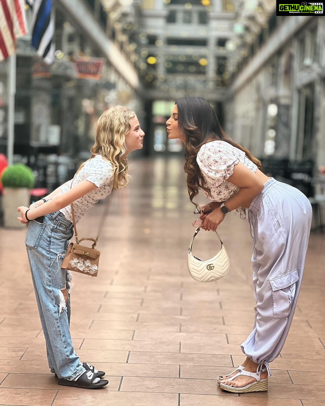 Shama Sikander Instagram - Family is everything ♥️😇 Meeting my 2nd family in US , spending some joyful moments together, making memories, that is life, precious to cherish and be grateful for…. . . #love #light #family #shamasikander