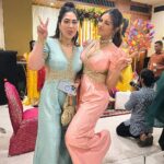 Shama Sikander Instagram - @sonnalliseygall 🩷 @asheshlsajnani ki shaadhi… #tohappyeverafter with the Shaadi wala gang! . . #friends #shaadi #goodtimes #love #light #shamasikander