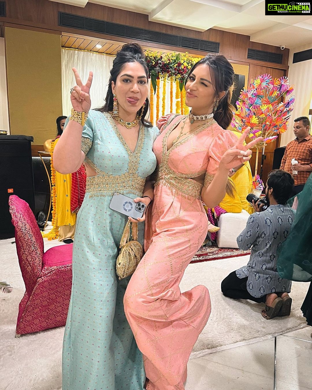 Shama Sikander Instagram - @sonnalliseygall 🩷 @asheshlsajnani ki shaadhi… #tohappyeverafter with the Shaadi wala gang! . . #friends #shaadi #goodtimes #love #light #shamasikander