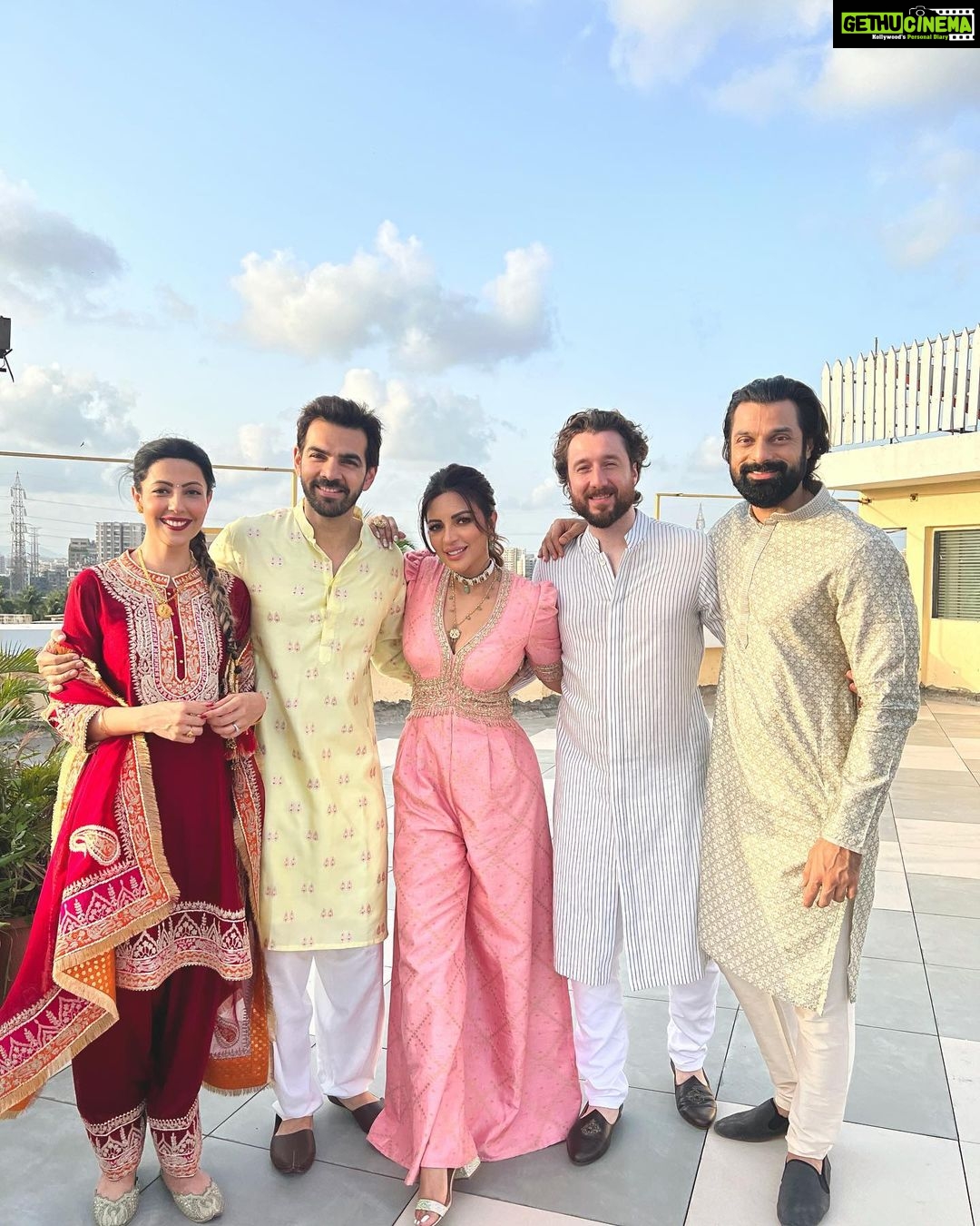 Shama Sikander Instagram - @sonnalliseygall 🩷 @asheshlsajnani ki shaadhi… #tohappyeverafter with the Shaadi wala gang! . . #friends #shaadi #goodtimes #love #light #shamasikander
