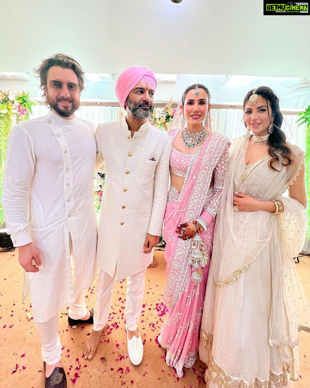 Shama Sikander Instagram - @sonnalliseygall 🩷 @asheshlsajnani ki shaadhi… #tohappyeverafter with the Shaadi wala gang! . . #friends #shaadi #goodtimes #love #light #shamasikander