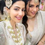 Shama Sikander Instagram - @sonnalliseygall 🩷 @asheshlsajnani ki shaadhi… #tohappyeverafter with the Shaadi wala gang! . . #friends #shaadi #goodtimes #love #light #shamasikander