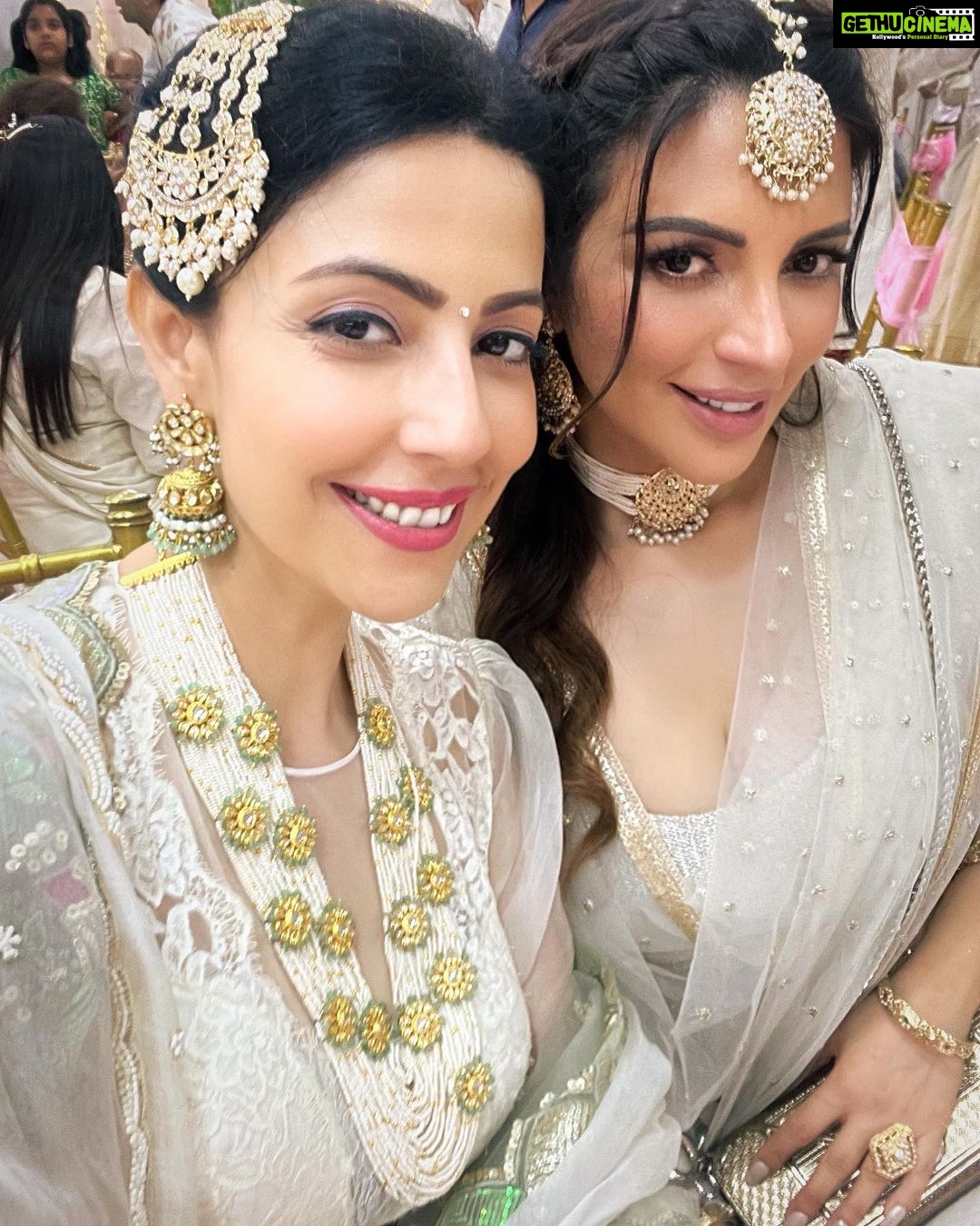 Shama Sikander Instagram - @sonnalliseygall 🩷 @asheshlsajnani ki shaadhi… #tohappyeverafter with the Shaadi wala gang! . . #friends #shaadi #goodtimes #love #light #shamasikander