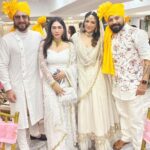 Shama Sikander Instagram - @sonnalliseygall 🩷 @asheshlsajnani ki shaadhi… #tohappyeverafter with the Shaadi wala gang! . . #friends #shaadi #goodtimes #love #light #shamasikander