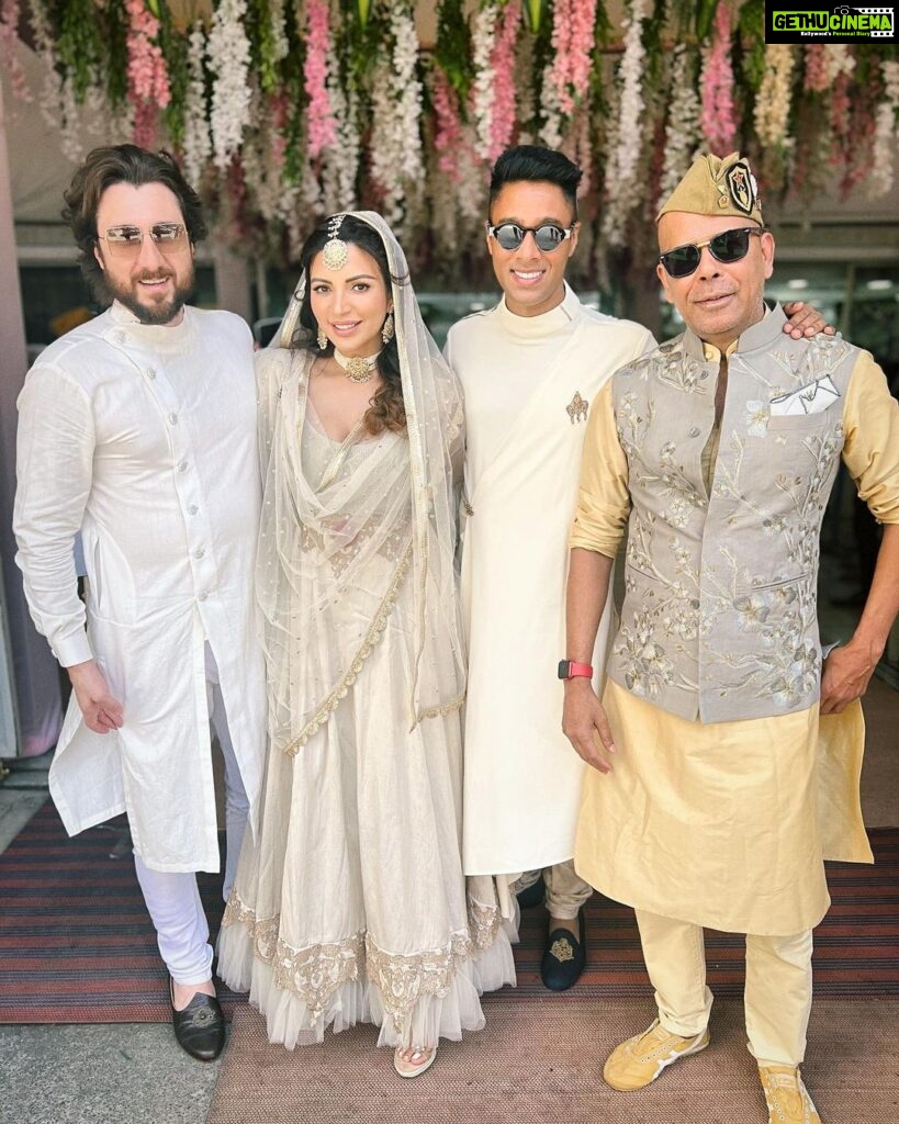 Shama Sikander Instagram - @sonnalliseygall 🩷 @asheshlsajnani ki shaadhi… #tohappyeverafter with the Shaadi wala gang! . . #friends #shaadi #goodtimes #love #light #shamasikander