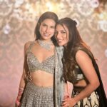 Shama Sikander Instagram - @sonnalliseygall 🩷 @asheshlsajnani ki shaadhi… #tohappyeverafter with the Shaadi wala gang! . . #friends #shaadi #goodtimes #love #light #shamasikander