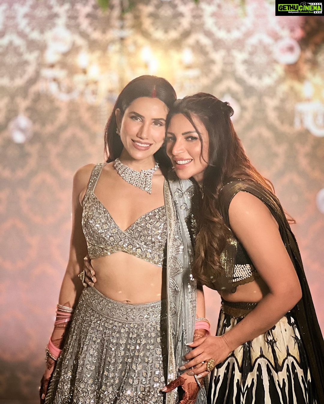 Shama Sikander Instagram - @sonnalliseygall 🩷 @asheshlsajnani ki shaadhi… #tohappyeverafter with the Shaadi wala gang! . . #friends #shaadi #goodtimes #love #light #shamasikander