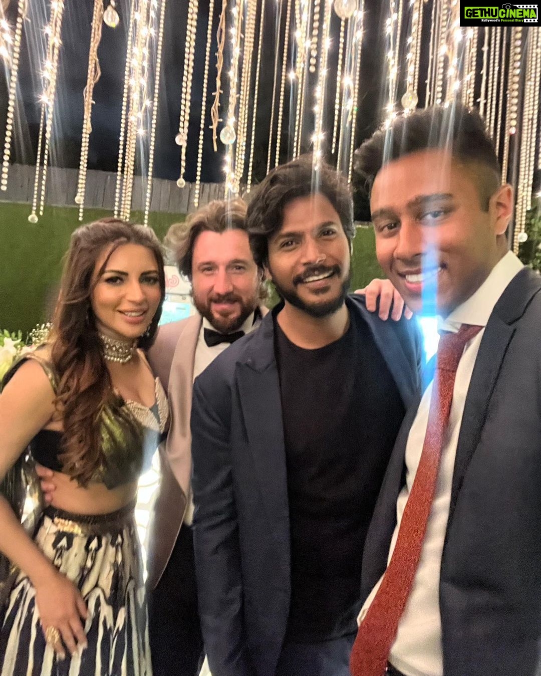 Shama Sikander Instagram - @sonnalliseygall 🩷 @asheshlsajnani ki shaadhi… #tohappyeverafter with the Shaadi wala gang! . . #friends #shaadi #goodtimes #love #light #shamasikander
