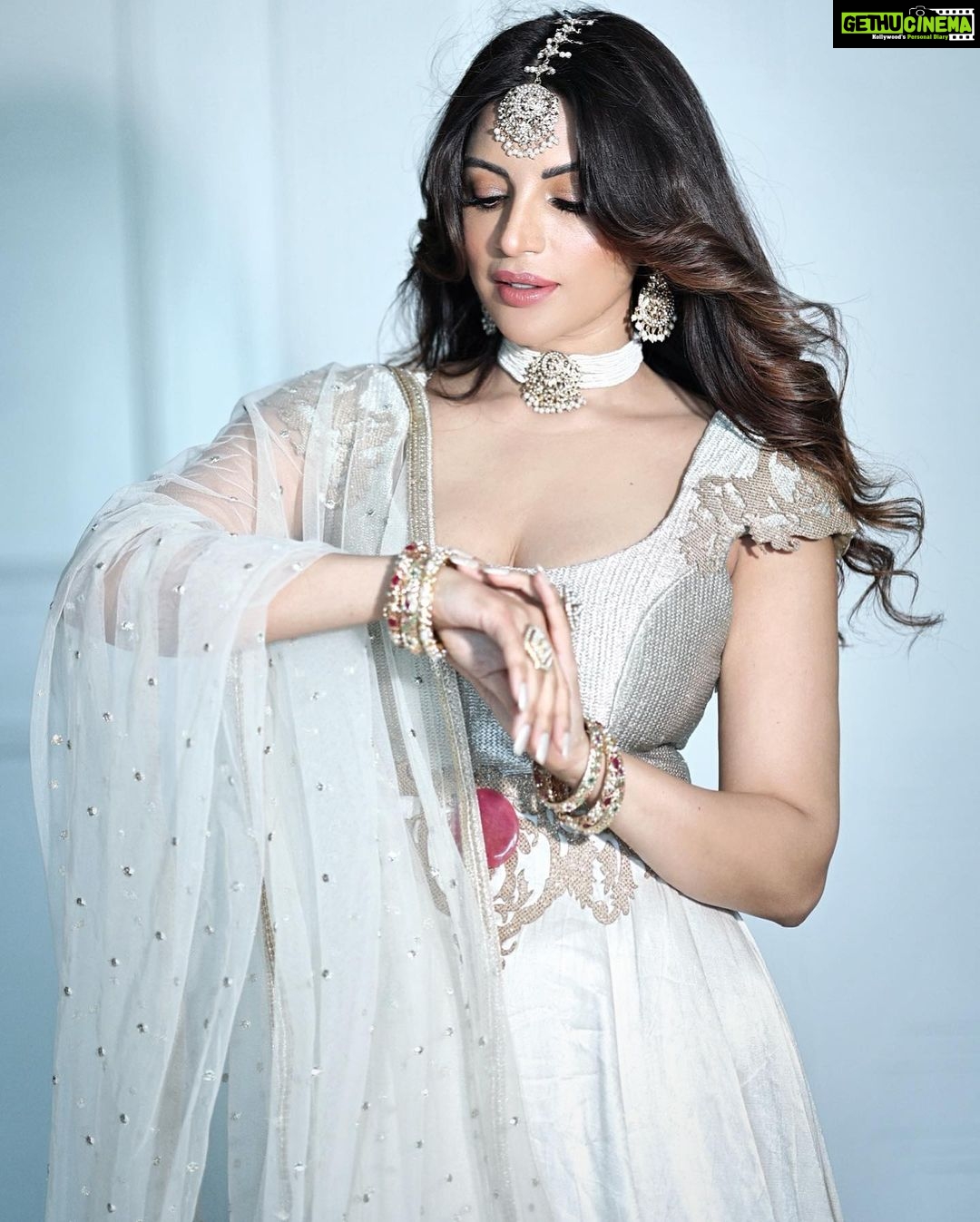 Shama Sikander Instagram - Desi Girl ❤️ . . . Outfit : @souniagohil 💎 : @meraki.mumbai @simrankhera5 MUA : @komalkumavat_makeovers 📸: @sk_.click Managed by : @jeevitaoberoi . . #love #light #desi #shamasikander
