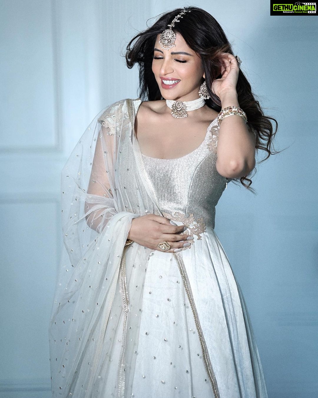 Shama Sikander Instagram - Desi Girl ❤️ . . . Outfit : @souniagohil 💎 : @meraki.mumbai @simrankhera5 MUA : @komalkumavat_makeovers 📸: @sk_.click Managed by : @jeevitaoberoi . . #love #light #desi #shamasikander