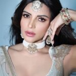 Shama Sikander Instagram - Desi Girl ❤️ . . . Outfit : @souniagohil 💎 : @meraki.mumbai @simrankhera5 MUA : @komalkumavat_makeovers 📸: @sk_.click Managed by : @jeevitaoberoi . . #love #light #desi #shamasikander