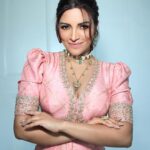 Shama Sikander Instagram - Oh Hey There! #MehendiReady #desivibes 🍑 . . . Jewels : @zevarking MUA : @komalkumavat_makeovers 📸 : @sk_.click Managed by : @jeevitaoberoi . . #love #light #shamasikander #asheshfoundsona ♥️#yaronkishadi #mehandinight