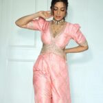 Shama Sikander Instagram - Oh Hey There! #MehendiReady #desivibes 🍑 . . . Jewels : @zevarking MUA : @komalkumavat_makeovers 📸 : @sk_.click Managed by : @jeevitaoberoi . . #love #light #shamasikander #asheshfoundsona ♥️#yaronkishadi #mehandinight