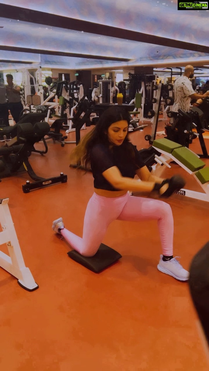 Shama Sikander Instagram - The body achieves what the mind believes!!! . . #fitness #befit #beyou #love #light #shamasikander