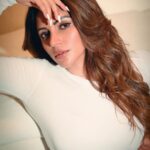 Shama Sikander Instagram - Aaj jaane ki zid nah karo #mood 💭🥰 . . #shamasikander #love #light #bloom