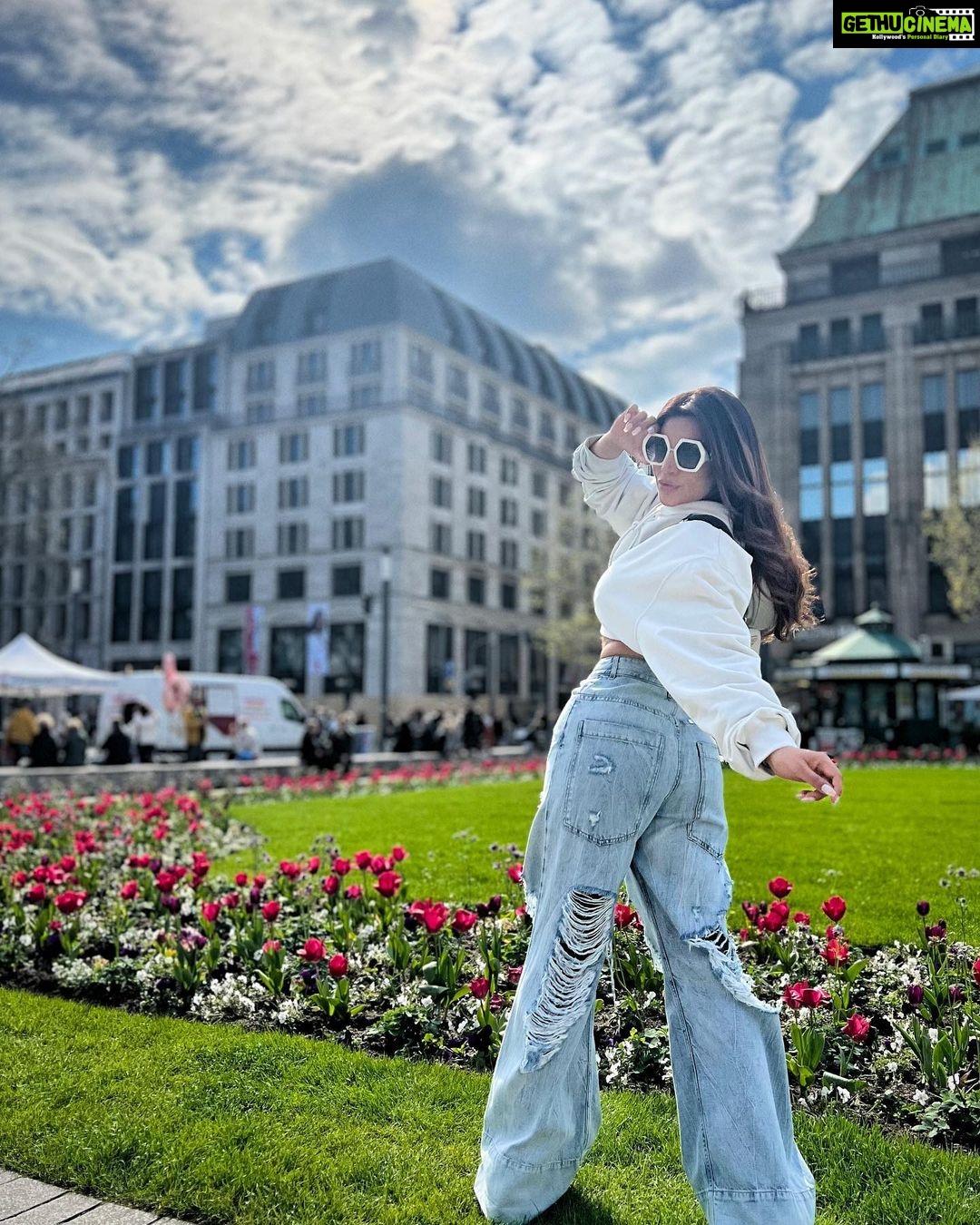Shama Sikander Instagram - The sky is not the limit.. Paint those blues and make it yours 😉 #mondaymotivation . . #blueskies #love #goodtimes #shamasikander