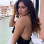 Shama Sikander Instagram - Khud pe haqq mera tere hawale kar diya….♥️. #travel #majormissing #venice #love #passion #cute #girl #fun #sassy #shamasikander #bollywood #actorslife #travelwithss