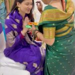 Sheen Dass Instagram – I’m late but had to post this beautiful memory of @girlwithrucksack Nehas wedding .. Brides family gave love and blessing by offering“Vanh” haldi kumkum tikka and a gift .  #maratiwedding .
.
#weddingday #maharashtra #friends #shaddi #ceremony #rituals #indianwedding #family #sari #weddingwear #explore #india #love