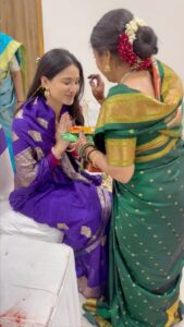 Sheen Dass Instagram - I’m late but had to post this beautiful memory of @girlwithrucksack Nehas wedding .. Brides family gave love and blessing by offering“Vanh” haldi kumkum tikka and a gift . #maratiwedding . . #weddingday #maharashtra #friends #shaddi #ceremony #rituals #indianwedding #family #sari #weddingwear #explore #india #love