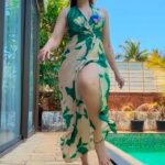 Shefali Jariwala Instagram - Hair down, attitude high… 💚💚💚💚💚💚💚💚💚 Wearing @mandirawirkhq @nadiadiasphoto @makeup.yasmin @farukh.shaikh @immajidmomin . . . #sassy #chic #vacaymode #saturday #goodvibes #reelindia #instafashion #weekend #smile #love