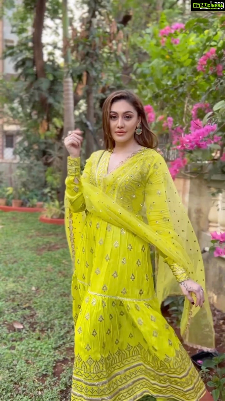 Shefali Jariwala Instagram - In Full bloom πΊ Wearing @gopivaiddesigns ππ©βπ¦° @makeup.yasmin . . . #saturdaze #saturdaymood #goodvibes #bloom #spring #reelsindia #ootd #ootdindia #weekend #love #fashion #instafashion #trending