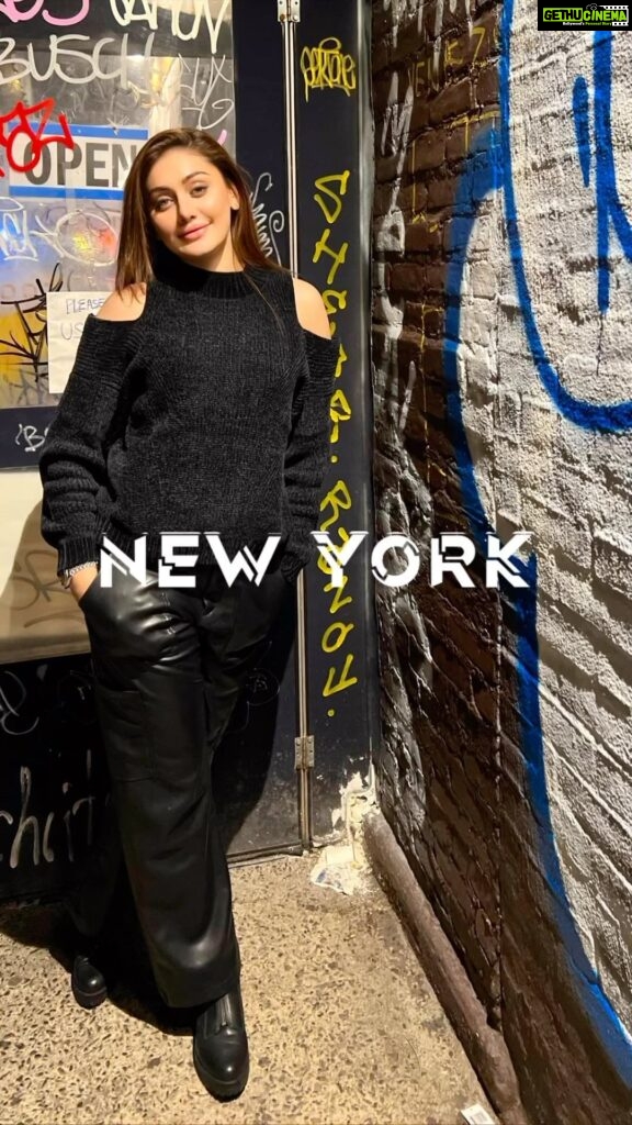 Shefali Jariwala Instagram - New York State of mind ! #newyork #manhattan . . . #grafffunk #cityofdreams #newyorkcity #nyc #sunday #fun #sleeplessnights #wanderlust #travelgram #instatravel #nightout #love #reelsindia #travelreels #newyorklife #sundayfunday