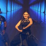 Shefali Jariwala Instagram - About last night ! #showtime #backstage @iam_kunalverma @farukh.shaikh @makeup.yasmin @immajidmomin @sumitvinodofficial . . . #eventdiaries #giglife #stageshow #performance #workmode #lovemyjob #dancereels #reelsindia #weekend #saturday #love