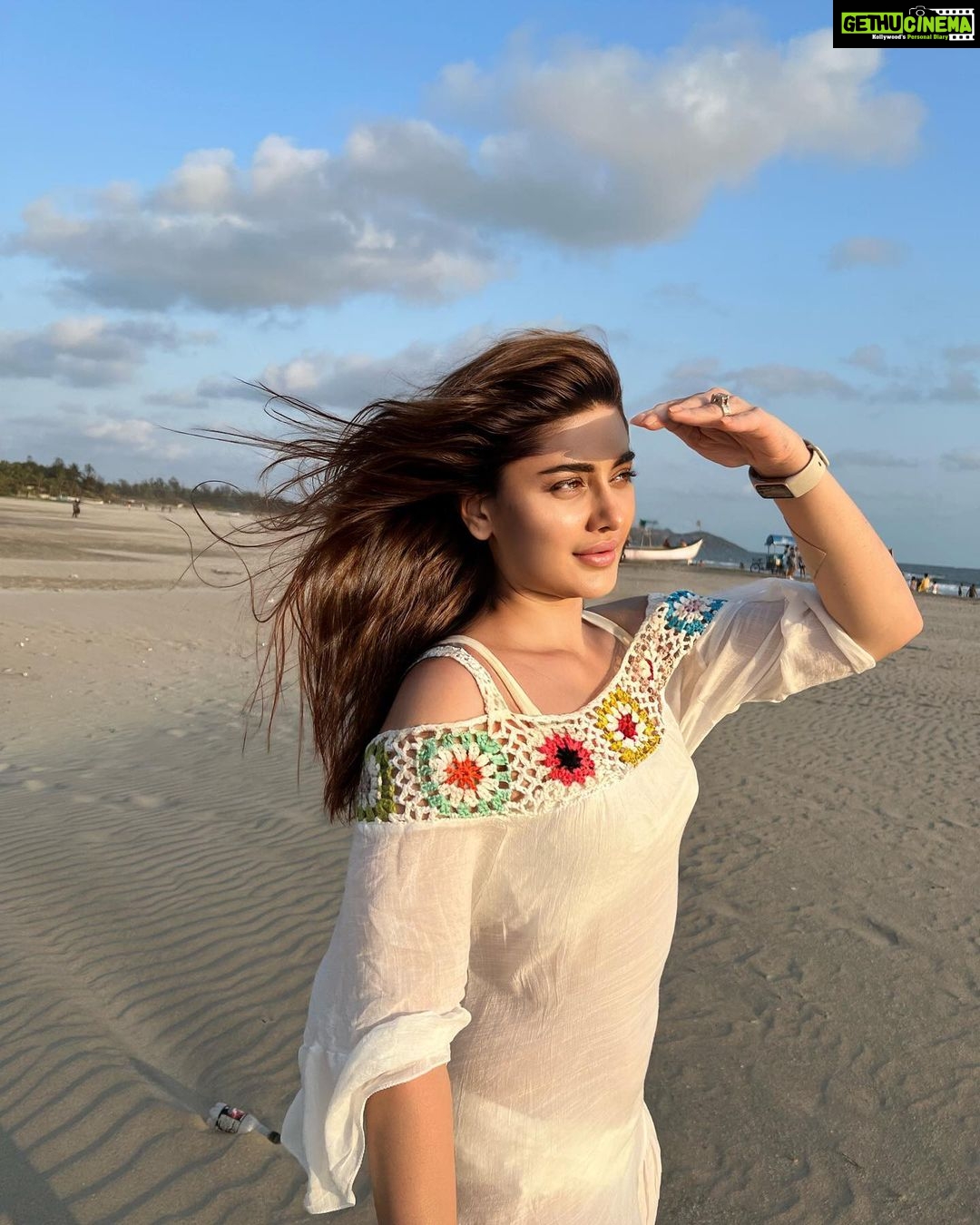 Shefali Jariwala - 342.8K Likes - Beach day #photodump
#beach #love
.
.
.
#beachbum #potd #sundayfunday #beachdiaries #beachlife #summer #vibes #vacaymode #chillin #relax