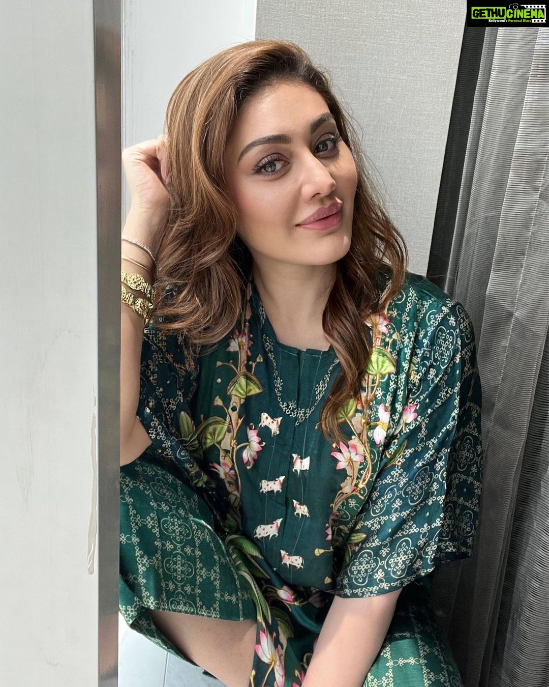 Shefali Jariwala Instagram - Perfect for a hot summer Tuesday !ππΌπππ»πΆοΈπ§΄ Wearing @theboozybutton @makeup.yasmin @farukh.shaikh . . . #delhidiaries #tuesdayvibes #ootd #potd #instafashion #comfy #chic #cool #travelgram #summer #love #instadaily