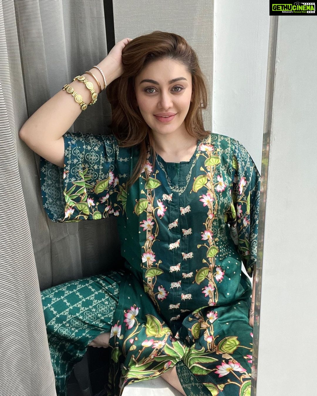 Shefali Jariwala Instagram - Perfect for a hot summer Tuesday !ππΌπππ»πΆοΈπ§΄ Wearing @theboozybutton @makeup.yasmin @farukh.shaikh . . . #delhidiaries #tuesdayvibes #ootd #potd #instafashion #comfy #chic #cool #travelgram #summer #love #instadaily