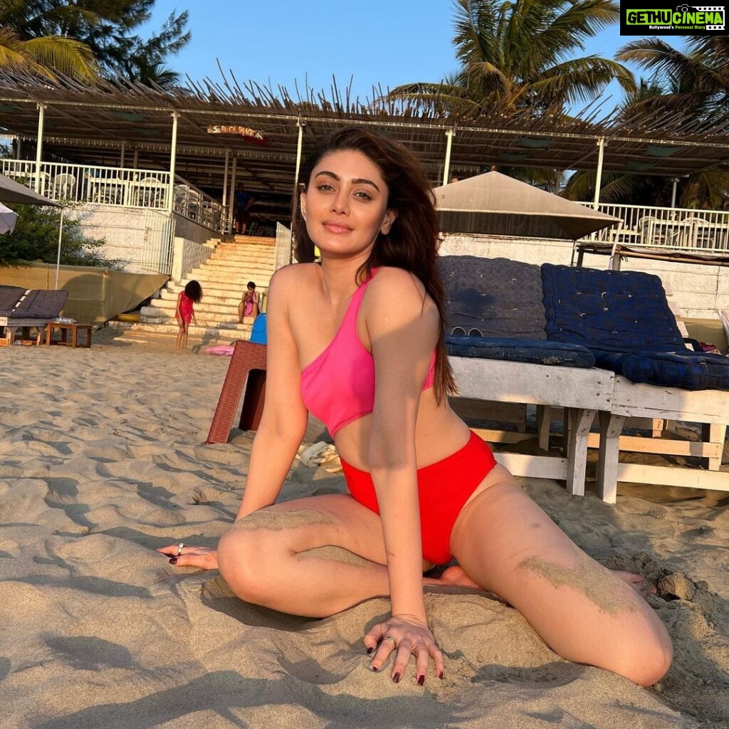Shefali Jariwala Instagram - Feeling sandy ! #beachday . . . #beachbum #beach #love #beachvibes #sandy #goadiaries #goabeach #goa #travelgram #sunsetlover #sundayfunday #sundayvibes