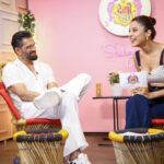 Shehnaaz Kaur Gill Instagram - With the forever young and energetic @suniel.shetty Anna! Thank you for gracing my humble show. Forever grateful🙏🙏❤️❤️ #HunterOnAmazonminiTV Crop top: @arabellaaofficial @vandafashionagency Denims: @aniclothing.in @dipublicrelations Earrings: @ishhaara @ascend.rohank Rings: @e3kjewelry @shopanatina @tuluaindia Stylist: @junni.khyriem Mua: @unaid_ansari Hair: @cheembabaljit2 Managed by: @kaushal_j Mua assistant: @shamona_makeupandhair Location @merakiistudioz