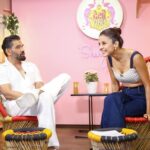 Shehnaaz Kaur Gill Instagram - With the forever young and energetic @suniel.shetty Anna! Thank you for gracing my humble show. Forever grateful🙏🙏❤️❤️ #HunterOnAmazonminiTV Crop top: @arabellaaofficial @vandafashionagency Denims: @aniclothing.in @dipublicrelations Earrings: @ishhaara @ascend.rohank Rings: @e3kjewelry @shopanatina @tuluaindia Stylist: @junni.khyriem Mua: @unaid_ansari Hair: @cheembabaljit2 Managed by: @kaushal_j Mua assistant: @shamona_makeupandhair Location @merakiistudioz