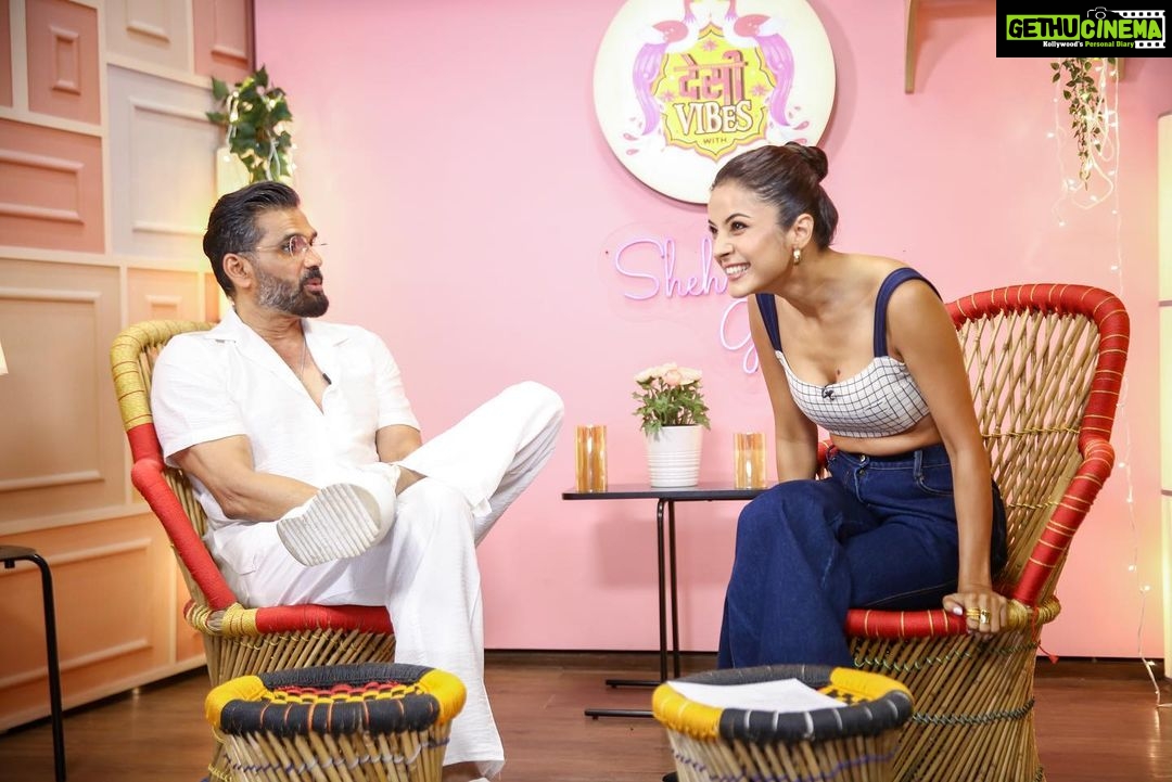 Shehnaaz Kaur Gill Instagram - With the forever young and energetic @suniel.shetty Anna! Thank you for gracing my humble show. Forever grateful🙏🙏❤️❤️ #HunterOnAmazonminiTV Crop top: @arabellaaofficial @vandafashionagency Denims: @aniclothing.in @dipublicrelations Earrings: @ishhaara @ascend.rohank Rings: @e3kjewelry @shopanatina @tuluaindia Stylist: @junni.khyriem Mua: @unaid_ansari Hair: @cheembabaljit2 Managed by: @kaushal_j Mua assistant: @shamona_makeupandhair Location @merakiistudioz