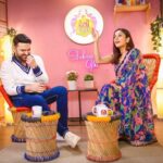 Shehnaaz Kaur Gill Instagram - Shot a very exciting episode with India’s favourite @kapilsharma! What a vibe and energy! Thank you for gracing my show… dil Se thank you! ♥️ #zwigatoon17thmarch Saree: @issadesignerstudio @dipublicrelations Earrings: @vasundharajewelry @ascend.rohank Rings: @ishhaara @ascend.rohank Heels: @eridani.in Stylist: @junni.khyriem Mua: @unaid_ansari Hair: @iamhematolani Mua assistant: @shamona_makeupandhair Saree draper: @ta.nu1002 Location: @merakiistudioz