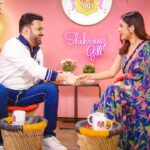 Shehnaaz Kaur Gill Instagram - Shot a very exciting episode with India’s favourite @kapilsharma! What a vibe and energy! Thank you for gracing my show… dil Se thank you! ♥️ #zwigatoon17thmarch Saree: @issadesignerstudio @dipublicrelations Earrings: @vasundharajewelry @ascend.rohank Rings: @ishhaara @ascend.rohank Heels: @eridani.in Stylist: @junni.khyriem Mua: @unaid_ansari Hair: @iamhematolani Mua assistant: @shamona_makeupandhair Saree draper: @ta.nu1002 Location: @merakiistudioz